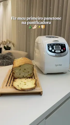 Já pode fazer panetone? ✋🏻😅  Fiz na minha panificadora da Mondial, tenho gostado muito dela!  CICLO PANETONE Para pães de 750g - tempo de preparo 3:45h • 240 ml de leite com um ovo dentro (coloque o ovo dentro do copo medida e complete com o leite até chegar em 240ml) 1 e ½ colheres de chá de sal • 6 colheres de sopa de açúcar 3 colheres de sopa ou margarina 4 colheres de sopa de leite em pó 2 colheres de chá de essência para panetone ou raspas de laranja ou limão 3 copos de farinha de trigo especial 2 colheres de chá de fermento biológico seco • 1 copo de uvas passas misturadas com frutas cristalizadas Modo de Preparo 1. Retire a FORMA de dentro da panificadora. 2. Adicione todos os ingredientes na ordem acima menos as passas e frutas cristalizadas. 3. Recoloque a FORMA dentro da panificadora e trave corretamente. 4. Selecione o ciclo. 5. Selecione o tamanho do pão. 6. Escolha a cor da casca. 7. Feche a tampa. 8. Pressione o botão INICIAR/PARAR. 9. Quanto tocar o sinal sonoro para acréscimo de ingredientes adicione as passas e frutas cristalizadas. #panetone #panetonecaseiro #panificadoramondial #panificadora #maquinadepao 