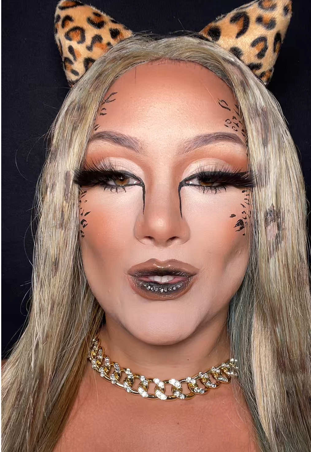 Day 6 of #31daysofhalloween LEOPARD BADDIE🐆🖤@Mehron Makeup @Makeup Revolution #revoween25 #makeupartist #neworleansmakeupartist #leopardprint 