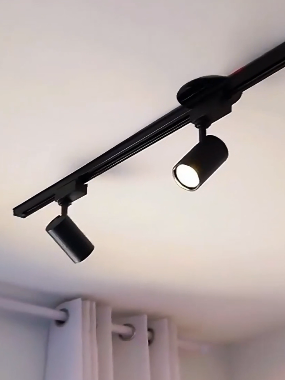 🎯 Luz direcionada, ambiente transformado! ​Cansado de cantos escuros na sua casa? 🤔 Com a iluminação de trilho Spot Led, você leva a luz exatamente para onde precisa! Mova os spots, gire 360° e destaque quadros, plantas ou sua bancada de trabalho. 🔄 É a solução moderna e versátil que faltava no seu projeto! ​#Iluminacao #IluminacaoEmTrilho #DesignDeInteriores #ReformaDeCasa #SpotLed Iluminação em trilho para sala ou cozinha ​Spot de LED para trilho eletrificado ​Spot de luz 360 graus ​Decoração com estilo industrial ​Como instalar iluminação de trilho ​Luz de destaque para quadros ​Projeto de iluminação moderno