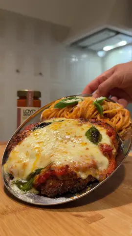 Cheesy chicken parm made with the new premium sauce range by Loyd Grossman. Crispy breaded chicken topped with pomodoro, mascarpone and wild garlic sauce, mozzarella, Parmesan and basil. The new sauces are made in Parma, Italy with fresh Mediterranean tomatoes. A perfect way to make flavourful food quickly #LoydGrossmanSauce #ad 