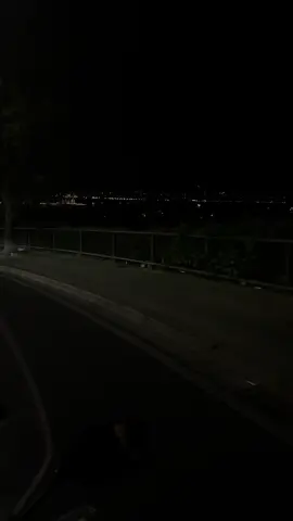 andavi via e io restavo. tornavi, e io c’ero. andavo via io, ma poi tornavo lo stesso. solo con la speranza che, prima o poi, mi avresti vista davvero. che avresti deciso di tenermi. di scegliere me. ma non l’hai fatto.  non hai fatto niente per tenermi davvero accanto. non hai mosso un passo verso di me. e ora sei un’altra persona… ma non con me e adesso, mentre ti vedo andare via per davvero, mi chiedo soltanto questo: perché il mio amore non ti è bastato? ti ho aspettato, anche quando dentro sapevo che forse non saresti arrivato. Io davo tutto, tu prendevi. Io aspettavo, tu andavi. Io credevo, tu esitavi. non ti odio. non posso. perché quello che ti ho dato era vero. era mio. ❤️