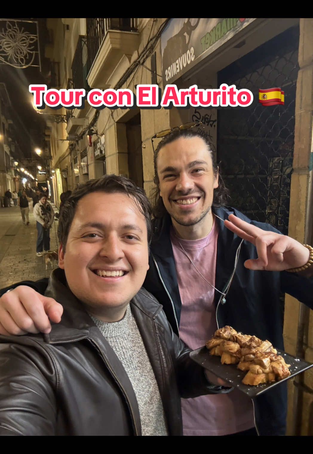 Cenando con el Arturito en San Sebastián 🇪🇸 Me encontré a mi bro @El Arturito del otro lado del charco, estuvimos todo un día comiendo rico, comida española y comida vasca, con @Sansebastianfoodies Foodlover no te pierdas el video completo ya en mi canal 📺▶️ #comida #españa 