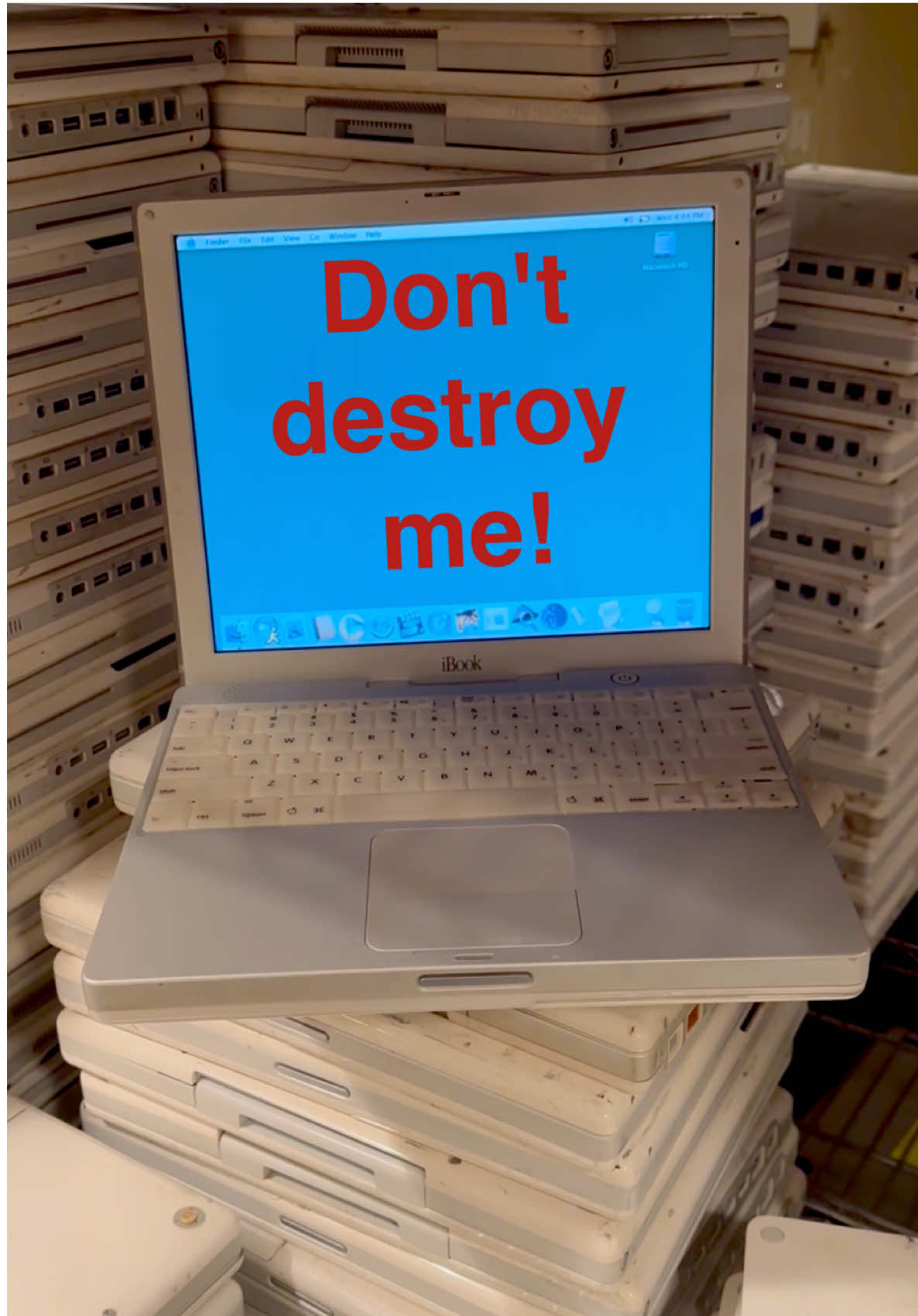 I’m keeping 500 Apple iBooks in a time capsule #apple #vintage #computer #ibook 
