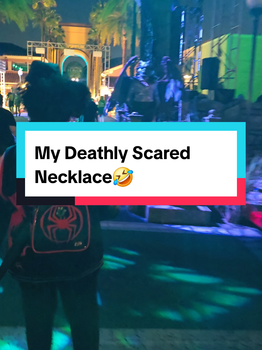Me and my deathly scared necklace running amuck 🤣 #halloweenhorrornightsorlando #universalstudios #hottopic #halloween #funny @Universal Orlando Resort @hottopicofficial @Loungefly @universalhorror 