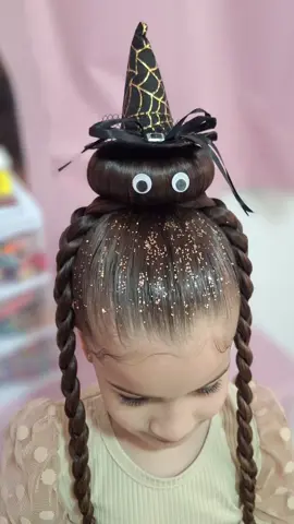 Penteado Halloween bruxinha 🧙‍♀️🖤 Já salva pra usar como cabelo maluco na escola 😍🫰🏻 . . . #cabelomaluconaescola #cabelomaluco #halloweencostume #penteadoinfantil 