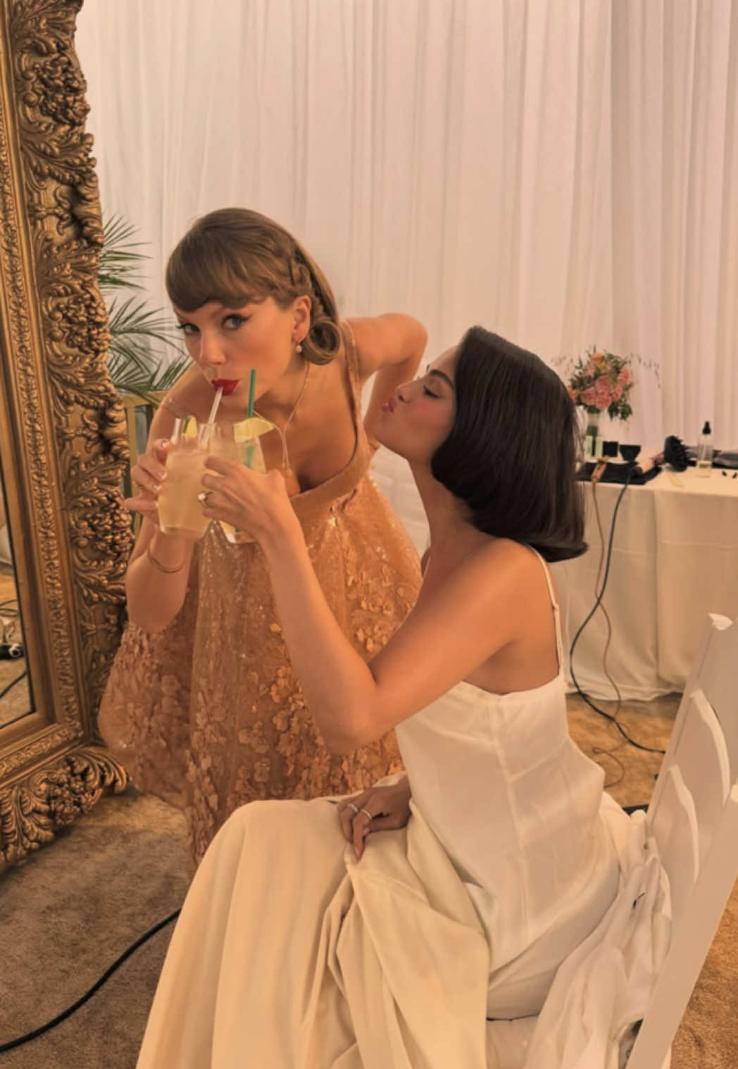 🥹 @Selena Gomez celebró el lanzamiento de Showgirl con fotos junto a @Taylor Swift desde su casamiento: “Te amo por siempre y para siempre.” 💍