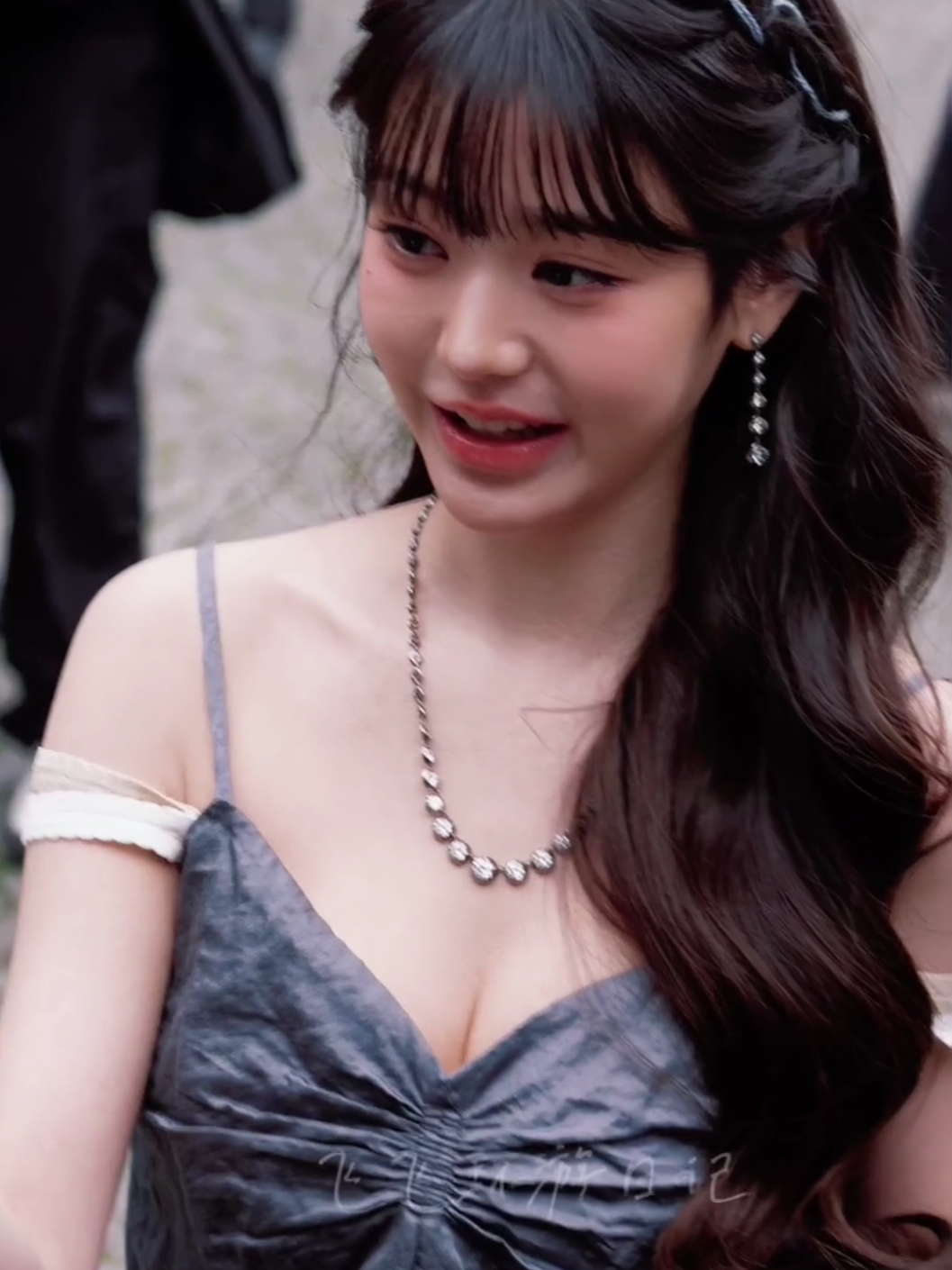 something is growing on her but not her height #wonyoung #ive #kpop 
