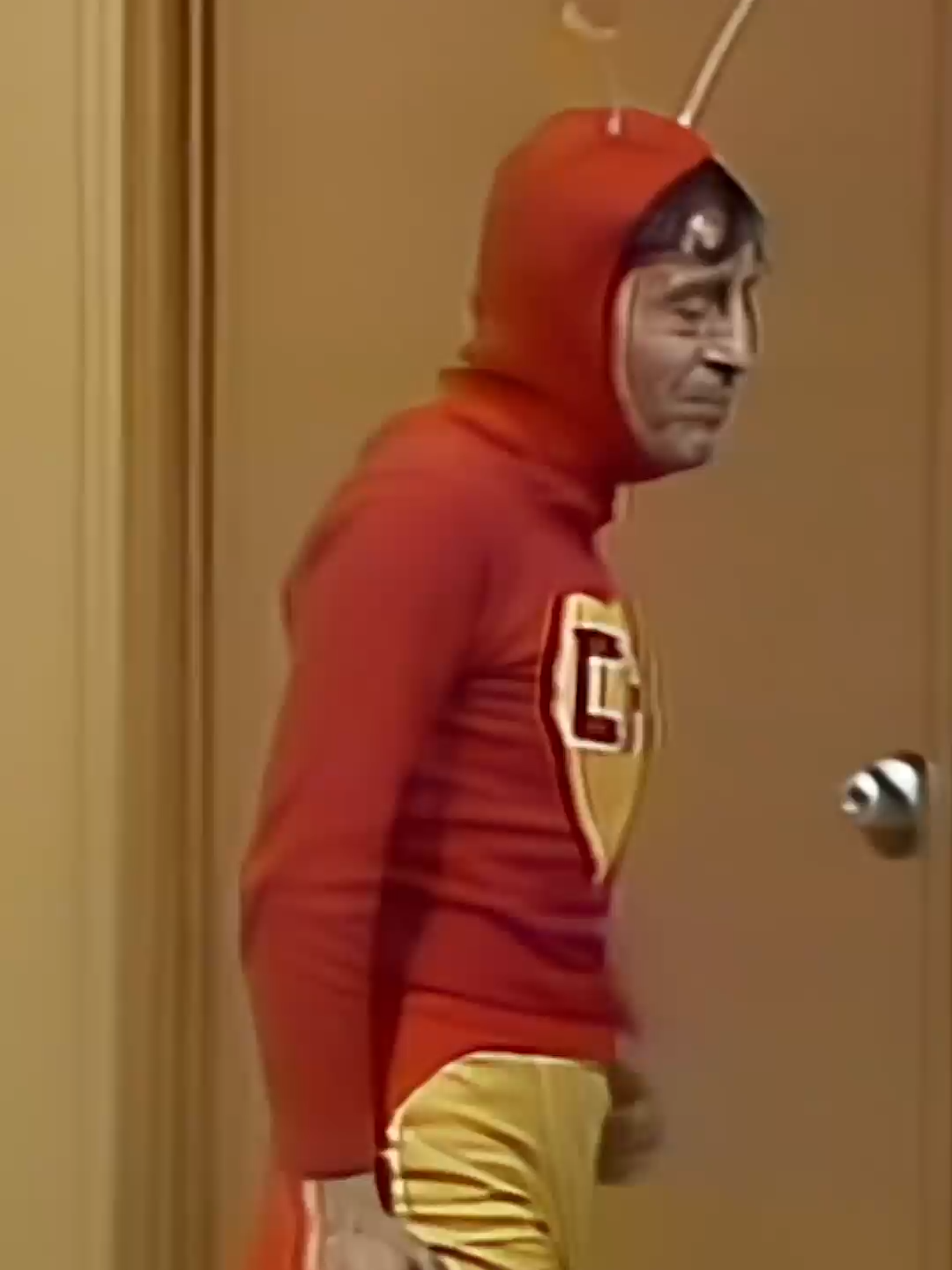 El Chapulín Colorado no recuerda muy bien un refrán y solo provoca la confusión de Florinda 🤣 #ChapulínColorado