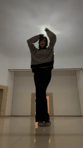 من رندوم شبی که از بیرون برمیگردم: #lisa #lisablackpink #newwoman #viral #dance 