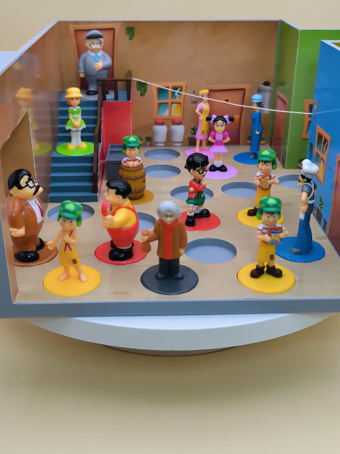 Hermoso coleccionador para las figuras de Chespirito de Vuala❤️‍🩹😉  Hecho con plástico y papel de calidad ❤️‍🩹 El precio es de $550 sin muñecos + envio De venta por mercado libre y por este medio, solo envía mensaje Link del producto 🛒 https://articulo.mercadolibre.com.mx/MLM -4067329886-coleccionador-vuala-de -chespirito-chavo-del-ocho-_JM #chespirito #vualasorpresa #chavodel8 #vuala #fyp 