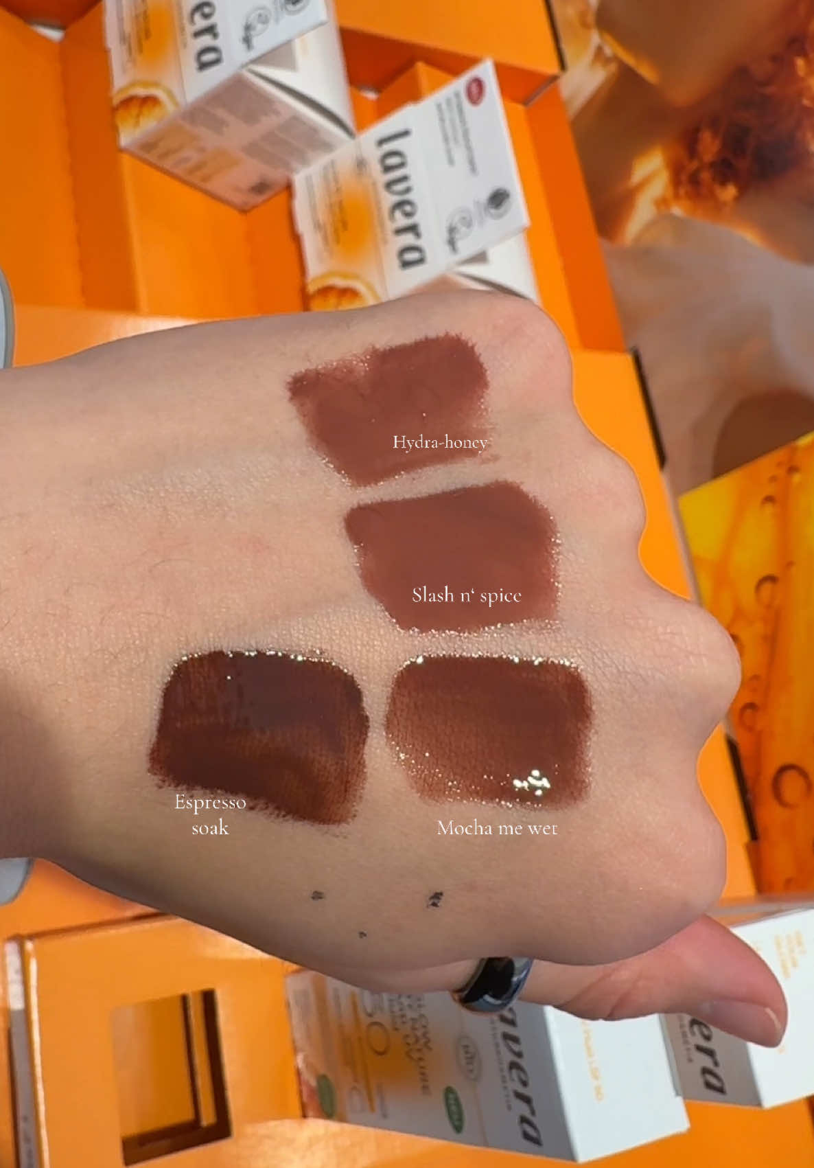 These browns are calling me  ☕️🍂 @NYX Professional Makeup @nyxcosmetics de   // #falllipcombo  #fallmakeup #nudelips #brownlips #brownlipgloss #nyx 