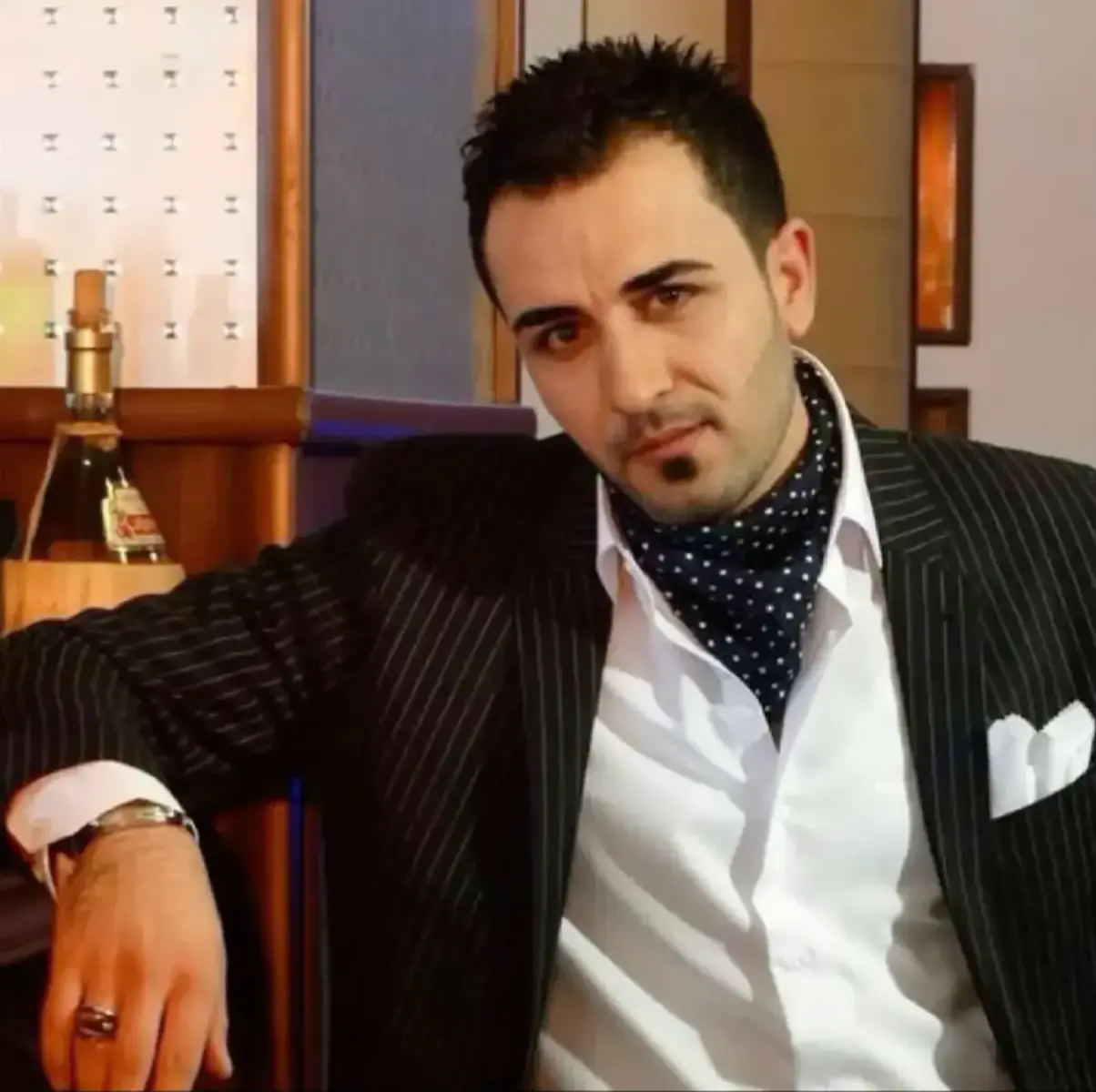 خراپترین بەشی ژیان لەدەست دانی ؛ ئەو ئازیزانەیە کە وامان ئەزانی تا کۆتایی ژیان لەگەڵمان ئەمێننەوە ، جا ڕۆشتنیان بەهەر هۆکارێک بێت مردن ، دووری دڵ شکان ، بۆیە تا لەژیانین تا ئازیزان لەگەڵمانن با دڵیان نەشکێنین دواتر هەر پەشیمانی و داوای لێبوردنێک قەرەبووی ئەوکاتە ناکاتەوە هیچ کاتیش نزای خراپ لەکەس مەکە چونکە کەسێکی ئازیزتر لەتۆیی هەیە نزای خۆشبەختی بۆ ئەکات لێی گەرێ با کات هەموو ئازارەکانت سارێژ بکات .#ahmadxalil #ahmadxalil #foryoupage #foryoupage #aktiv 