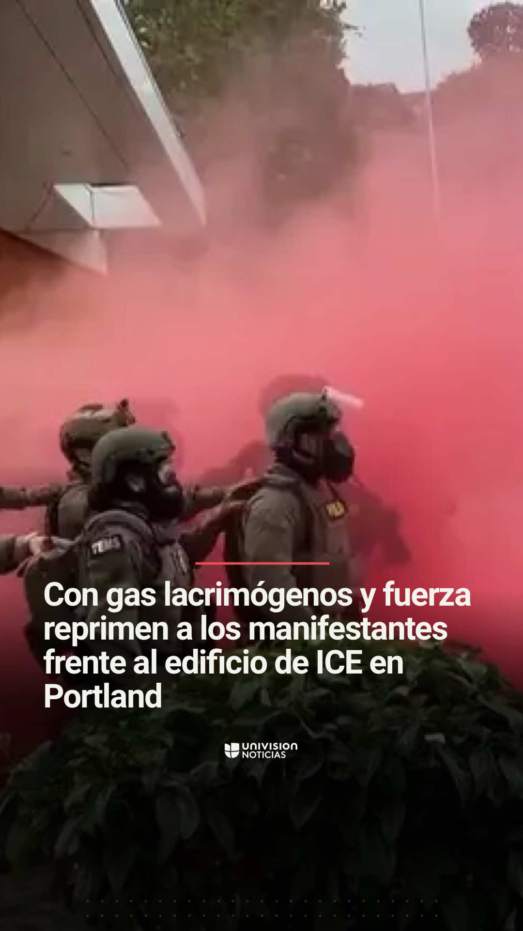 ➡️ Con gas lacrimógenos y fuerza reprimen a los manifestantes frente al edificio de ICE en Portland. Autoridades locales de Oregón denunciaron la movilización de cientos de soldados mientras los agentes federales de inmigración adoptan tácticas cada vez más agresivas en Portland. Informa Leomar Córdova. #Manifestaciones #ICE #protestas #oregon #Portland