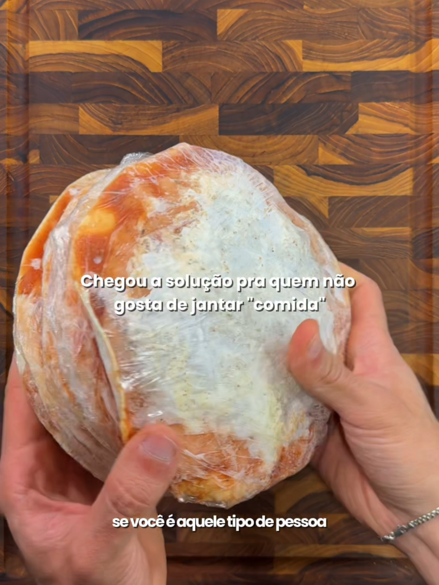 jantar 🤝🏻 lanche rápido Para de sofrer com sua dieta, se você não curte comer comida no jantar, não tem porque insistir, existem diversos lanches práticos que cumprem muito bem o seu papel e te entregam muita qualidade, tanto no sabor quanto nos macros. Agora, preste atenção, se você tem costume de lanchar no jantar, a falta de organização pode te levar a cair na desculpa de ficar pedindo delivery, só porque não tem nada pronto na geladeira. Então aproveita essa receita pra abastecer seu freezer e facilitar sua vida e sua dieta. Bora fazer? Já Salva o vídeo. PARA 10 UNID. - 10 Wraps rápidos - 1kg de Peito de Frango cru e sem pele - 200g de Extrato de Tomate (20g cada) - 200g de Queijo Minas padrão ralado (20g cada) - Assei na air fryer por cerca de 15 min a 160 graus. É importante não deixar a air fryer torando logo de inicio, isso pode fazer o queijo começar a queimar antes de assar o frango. 📊 Cada unidade de ≈180g tem 325 calorias, 32g de proteína, 22g de carboidratos e 11g de gordura Vale seu like? E não deixa de me seguir pra acompanhar essa nova série que vem cheia de novidade pra transformar sua dieta e sua vida. Compre seus suplementos com desconto na @growthsupplements usando meu cupom 🏷️LLTEAM . . . #pizza #express #facil #frango #receitas #emagrecimento #deficitcalorico #perderpeso #comoperderpeso #comoemagrecer #saude #dieta #treino #reels #insta #foryou #fyp #nutri