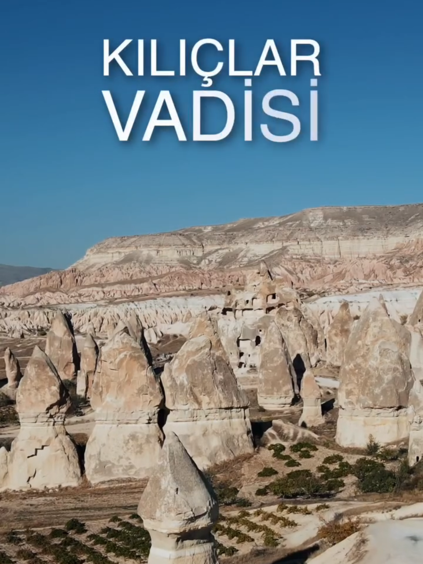 🌄 Kılıçlar Vadisi'nin büyüsüne hazır mısınız? Gökyüzüne uzanan peribacaları, tarihin izlerini taşıyan taş oluşumları ve doğanın sessiz fısıltısı… 📍 Kapadokya'nın kalbinde, zamanın durduğu yer: Kılıçlar Vadisi 🎥 Göreme Bld Sayfasından alıntıdır..