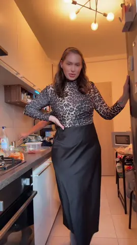 Cine credeti ca era in spatele meu?❤️ iubesc sa ma imbrac in fusta, gasiti tinuta pe link ul meu din Bio 