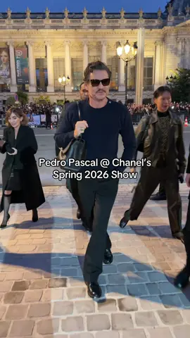Bonjour, #PedroPascal! Tonight the actor stepped out in Paris for #chanel’s spring 2026 show. 