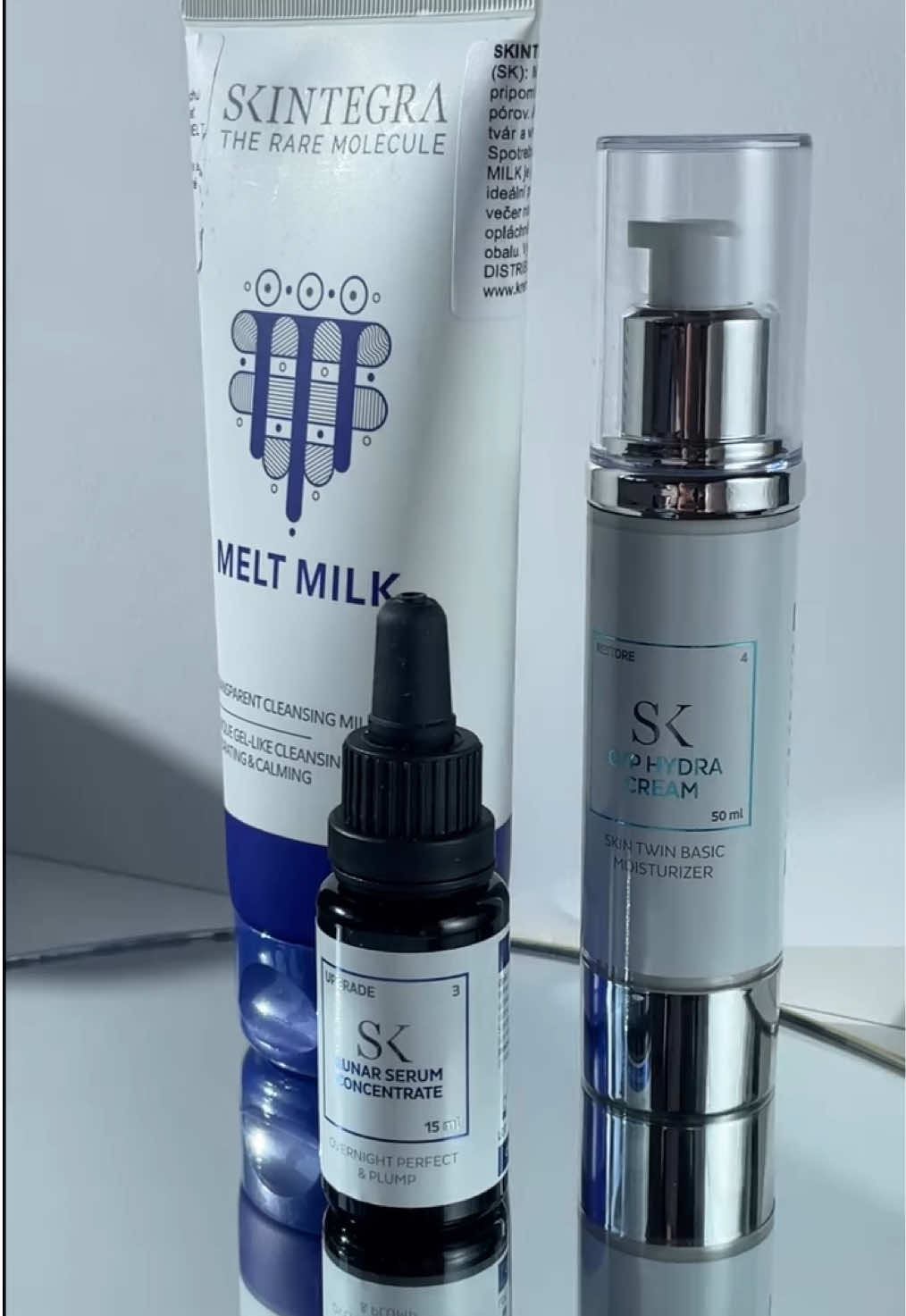 🌙 Moja aktuálna starostlivosť od  @SKINTEGRA  ✨ O/P Hydra Cream – krém, ktorý si moja pleť zamilovala. Ľahký, ale výživný, s ceramidmi, skvalánom a niacinamidom. Zjemní, upokojí a nechá pokožku krásne hebkú bez mastného pocitu. 🌌 Lunar Serum – moje malé nočné kúzlo. Peptidy, niacinamid a jemná kyselina mliečna robia pleť ráno sviežu, hladkú a oddýchnutú. 🫧 Melt Milk – čistiace mlieko, ktoré jemne odstráni make-up, nedráždi a zanechá tvár hebkú a čistú. 🇭🇷 Skintegra je chorvátska značka dermokozmetiky, známa tým, že spája účinné vedecky podložené látky s jemnými formuláciami vhodnými aj pre citlivú pleť. 💙 Minimalistický dizajn, poctivé zloženia a výsledky, ktoré cítiš aj vidíš. #skintegra #croatianskincare #skincarecommunity  #kremkrem #testovanie  @SKINTEGRA.SI 