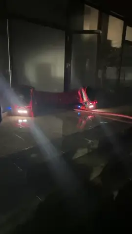Clădirea unui centru comercial din municipiul Fălticeni este inundată cu fum. Pompierii militari intervin cu trei autospeciale de stingere și o autoscară de lucru la înălțime. Echipajele au pătruns în interior pentru a identifica sursa fumului și a lichida incendiul. Sursa fumului a fost identificată într-o cameră tehnică a centrului comercial, iar incendiul, care s-a manifestat cu degajări mari de fum, a fost stins în limitele găsite. Pompierii lucrează pentru ventilarea spațiilor inundate cu fum și pentru stabilirea cauzei probabile de izbucnire a incendiului.