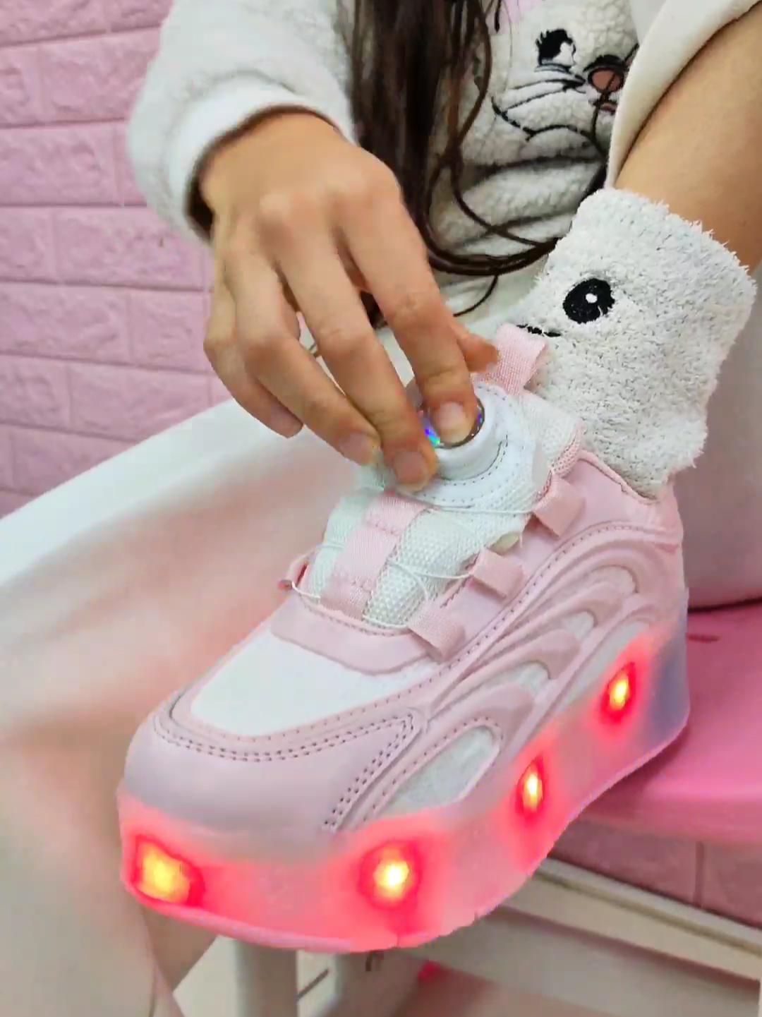 MZ396915 Caja tênis c/ rueda luz carregavel a cabo USB TAMAÑO *29,30,31,32,33,35,36,39,40* *Valor 29.99 usd* Buscas un tênis infantiles moderno,divertido y con estilo? ¡Te presentamos los tenis infantiles con LED y ruedas, perfectas para convertir cada paso en una aventura iluminada! Con un diseño encantador y detalles coloridos, estés tenis combinan moda y funcionalidad. Equipadas con ruedas retráctiles, vibrantes luces LED y cordones redondos giratorios, son fáciles de manejar y prácticas, y además ofrecen la combinación perfecta de calzado cómodo y patines súper divertidos. Diseñadas para niños llenos de energía, este modelo ofrece seguridad, resistencia y flexibilidad. Ideales para paseos, juegos y momentos especiales, garantizando comodidad y estilo en cada movimiento. Procurando um tênis infantil moderno, divertido e cheio de estilo? Apresentamos o Tênis Infantil com LED e Rodinhas , perfeito para transformar cada passo em uma aventura iluminada!   Com um design encantador e detalhes coloridos, esse tênis une moda e funcionalidade. Equipado com rodinhas retráteis e luzes LED vibrantes, com cadarço redondo de girar , de fácil manuseio e prático e ele ainda oferece a combinação perfeita entre um calçado confortável e um patins superdivertido. Feito para crianças cheias de energia, o modelo proporciona segurança, resistência e flexibilidade. Ideal para passeios, brincadeiras e momentos especiais, garantindo conforto e estilo em cada movimento. 📦 Somos importadores directos 🏬 Venta mayorista y minorista 🚚 Hacemos envíos a todo el país – Paraguay 📍 Tienda física – Shopping Itaipu 🕒 Horarios de atención: ▪️ Lunes a sábado: 06:00 – 17:00 ▪️ Domingo: 07:00 – 14:00 💼 Contactá a nuestros ejecutivos de ventas y pedí tu catálogo: 📲 Avigahil: +595 973 903282 📲 Evelyn: +595 981 862818 📲 Lorena: +595 983 835736 📲 Bianca: +595 993 281584 📲 Beatriz: +595 973 903279 #shoppingitaipuoficial #comprasparaguai 