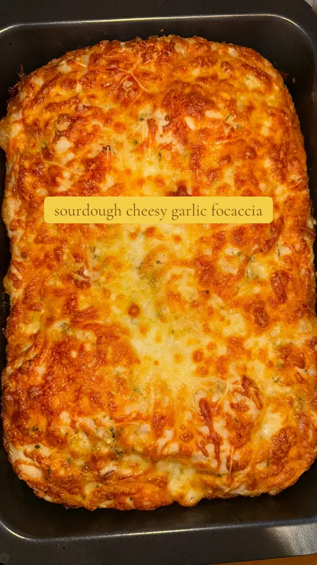 back with an insanely good cheesy garlic sourdough focaccia 🤌🏼👏🏼  #sourdough #sourdoughfocaccia #cheesebread #garlicbread #fyp #sourdoughbaking #focaccia 