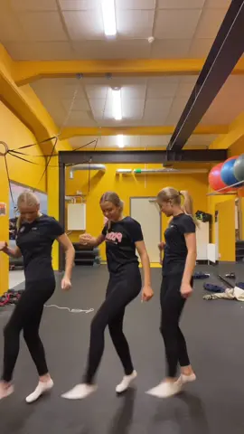 En vacker dans från dagens tumbling träning😻❤️😱 #R1 #fyp #likaochfölj #pixbogf #måndag 
