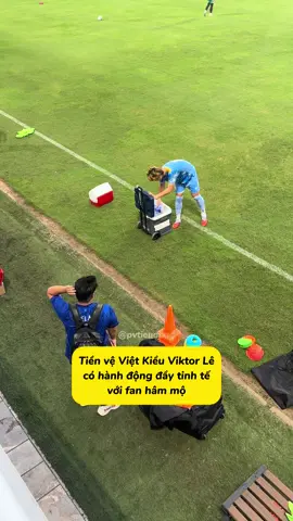 Phải đủ cả combo như cầu thủ luôn mới chịu ❤️ Tuyệt vời Lê Viktor 🇻🇳 #u23vietnam #TikTokAwardsVN #xuhuong #sportsontiktok #pvtiendung 