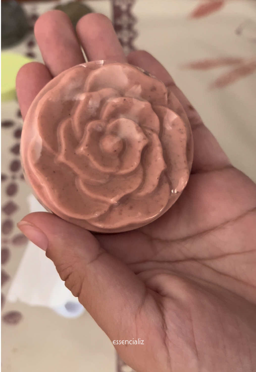 Sabonete Artesanal! Vem acompanhar o processo de embrulho de alguns dos nossos sabonetes artesanais 🤍 No vídeo você vê o sabonete de argila rosa, de capim limão com alecrim e argila verde! 🥰 #artesanatocriativo #saboneteartesanal #skincare #skincarenatural #SaboneteNatural 