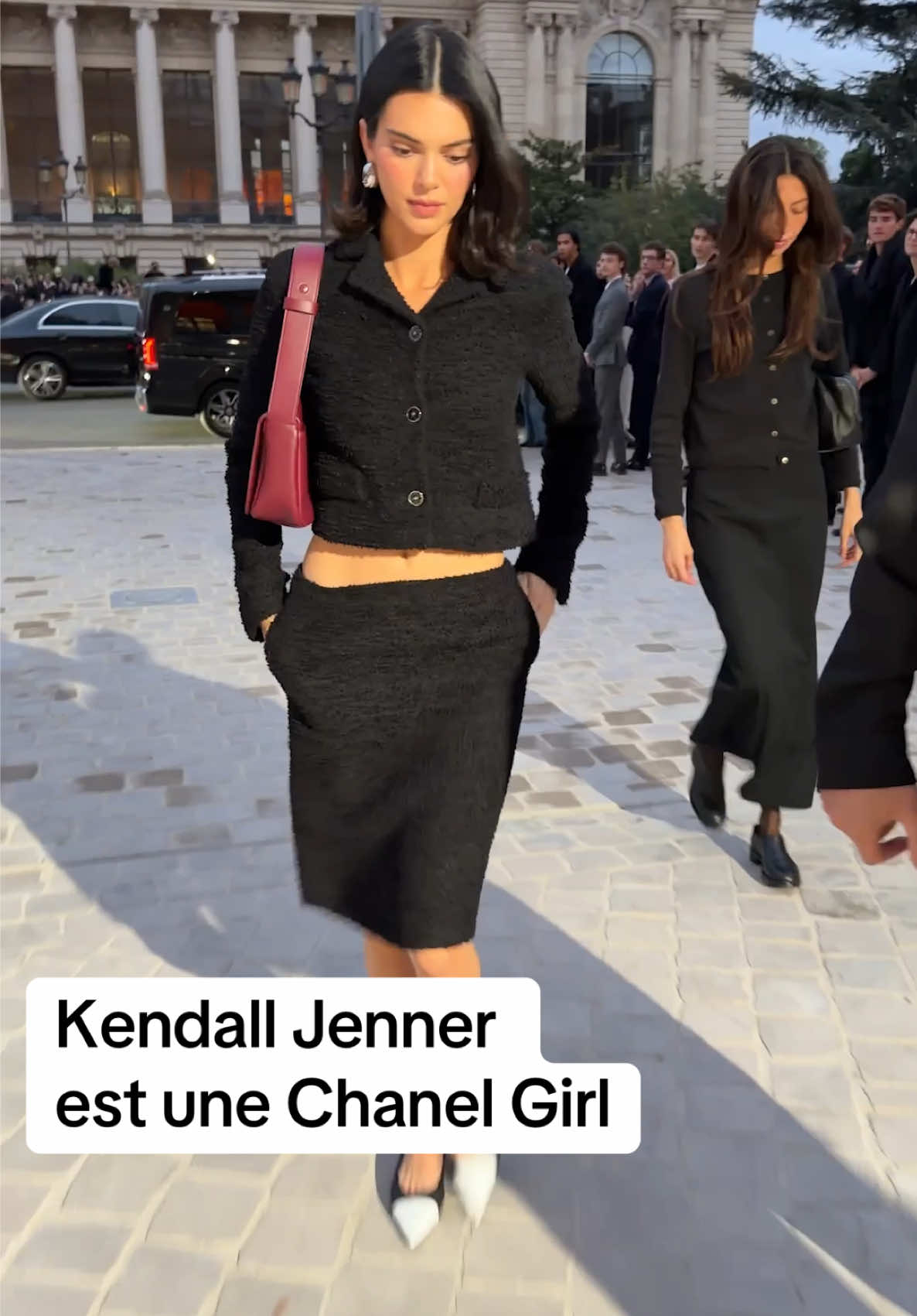 @Kendall Jenner a assisté au défilé @ChanelOfficial qui s’est tenu au Grand Palais présentant la première collection de #MatthieuBlazy pour la maison. #voguefrance #pfw 