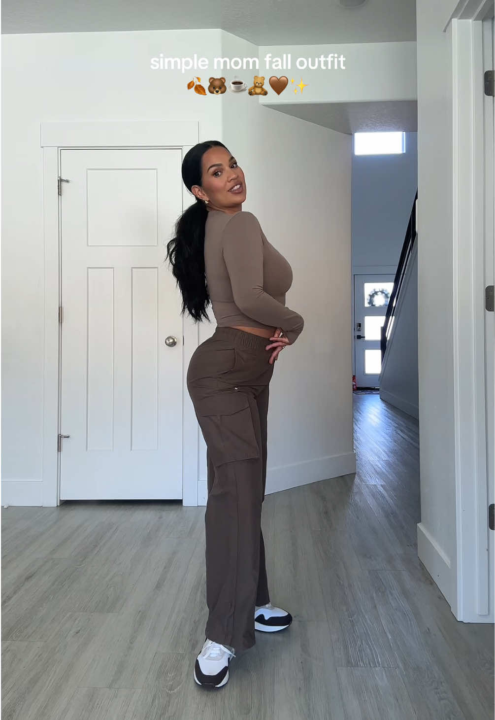 Simple fall mom outfit🤌🏽Because sometimes all you need are comfy cargo pants, a long-sleeve, and your favorite Nike pieces to feel put-together. Effortless, cozy, and cute — that’s the fall energy we’re bringing this season. @Nike 🍂 #OOTD #momstyle #fallfashion #ootdinspo #latinamom 