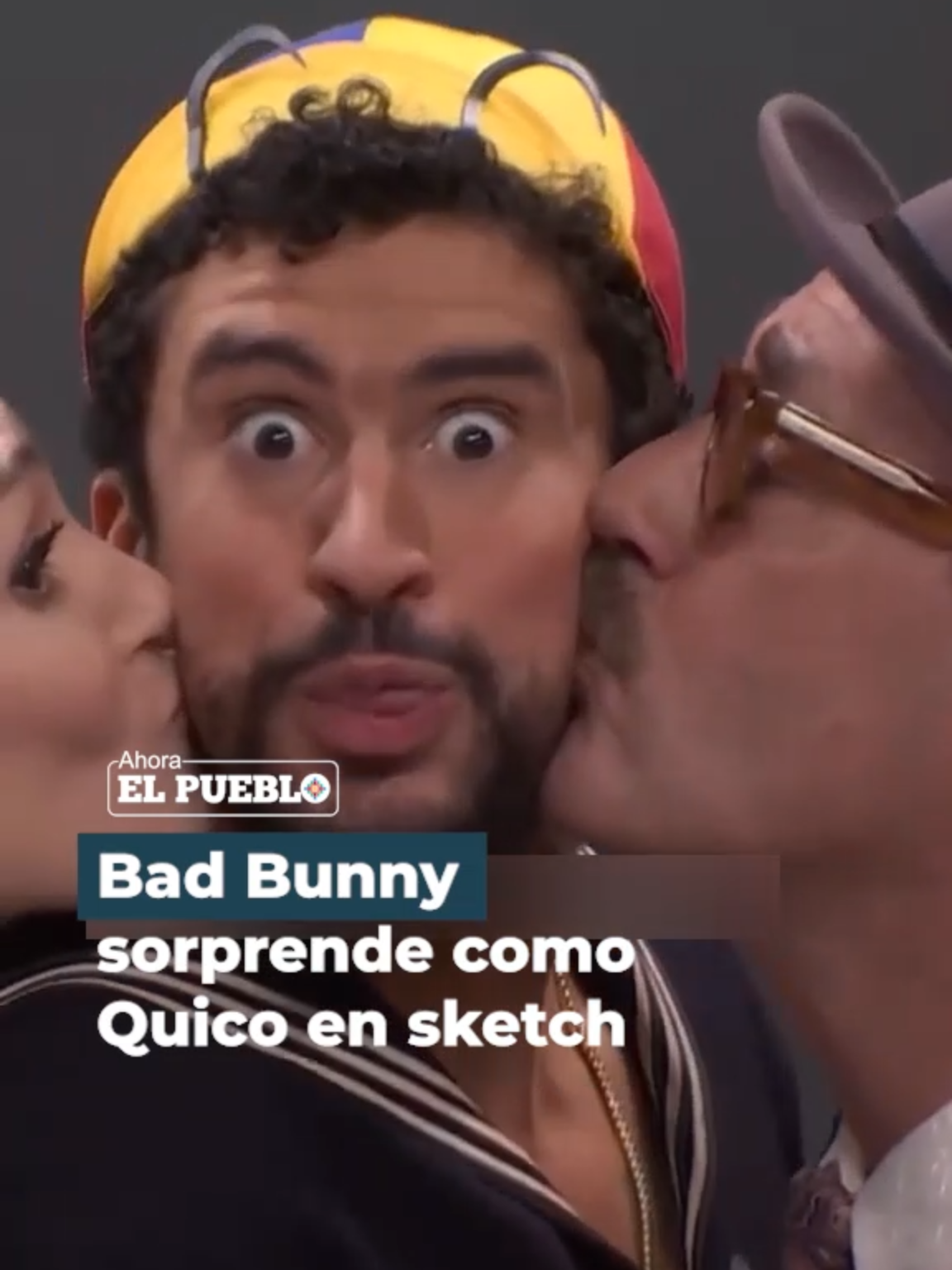 ‼️🎬😲 Bad Bunny sorprendió en el estreno de la temporada 51 de Saturday Night Live (SNL) al interpretar a Quico en un divertido sketch que rindió homenaje a El Chavo del 8, que recrea la icónica vecindad con todo el humor y estilo del clásico latino. Vídeo: Chespirito_rgb #AhoraElPueblo #badbunny #snl #chavodel8