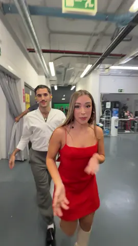 Es el turno de @carlos.ot2025 y @lauramunoz.ot2025 con “Noche en Vela” y aprovechamos para mandarle un beso a @Alba reche 🫰🏻 #OTGala3 ✨ No os lo perdáis en @ primevideoes 💙 #OT2025   