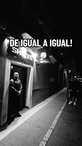 Qué os parece la actuación del portero? Hace unos meses, vi un vídeo en el que pasaba algo similar, pero alguien dejaba una piedra al lado del que no tenía y quise hacer yo mí propia versión. #bouncerpower #elportero #vs #viral #discoteca 