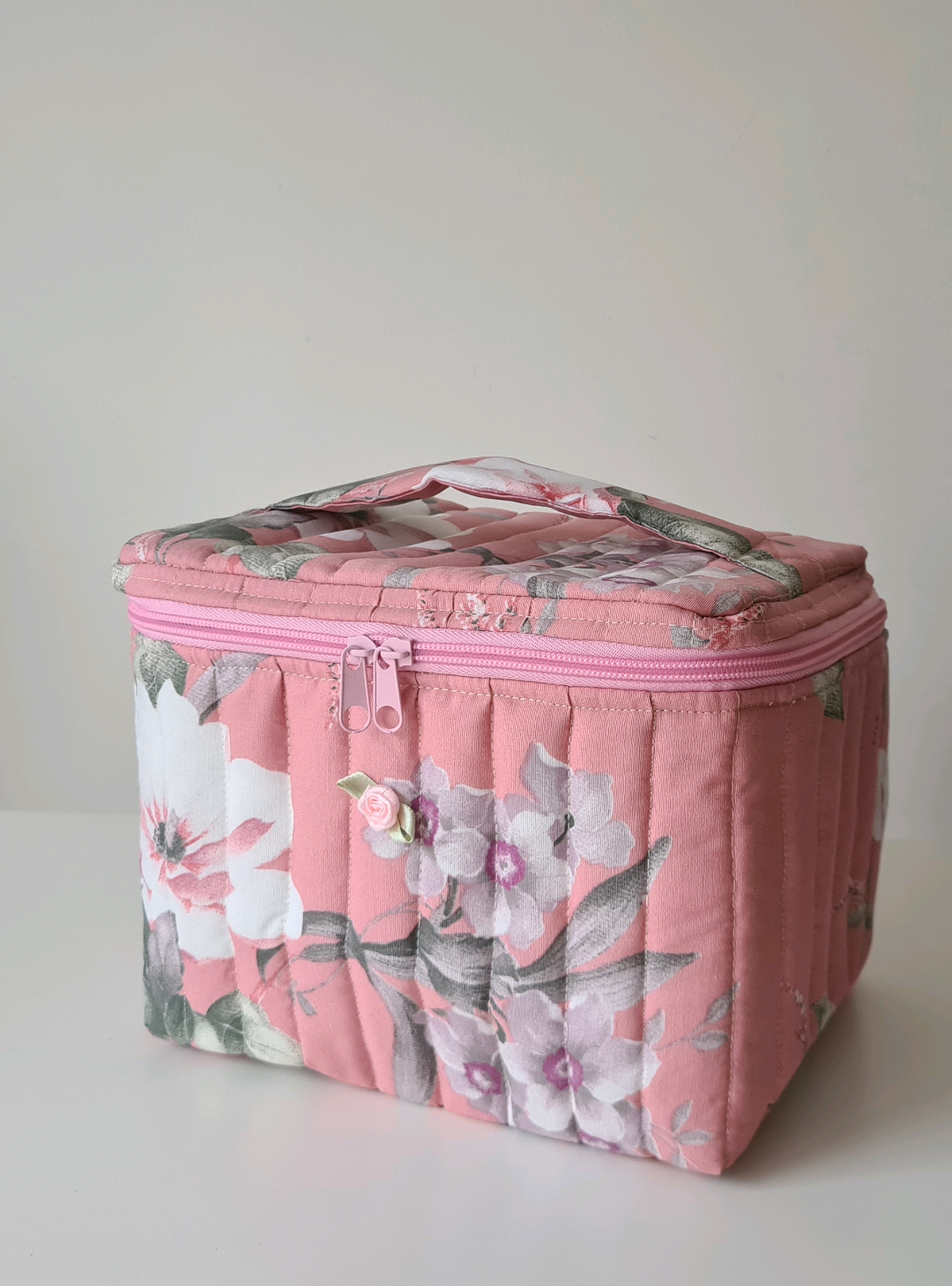 needed this cute makeup or lunch bag for myself and decided to make a tutorial. want to see? just remember to pre-quilt your fabric before cutting out #sewing #DIY #lunchbag #beginnerfriendly #fyp 