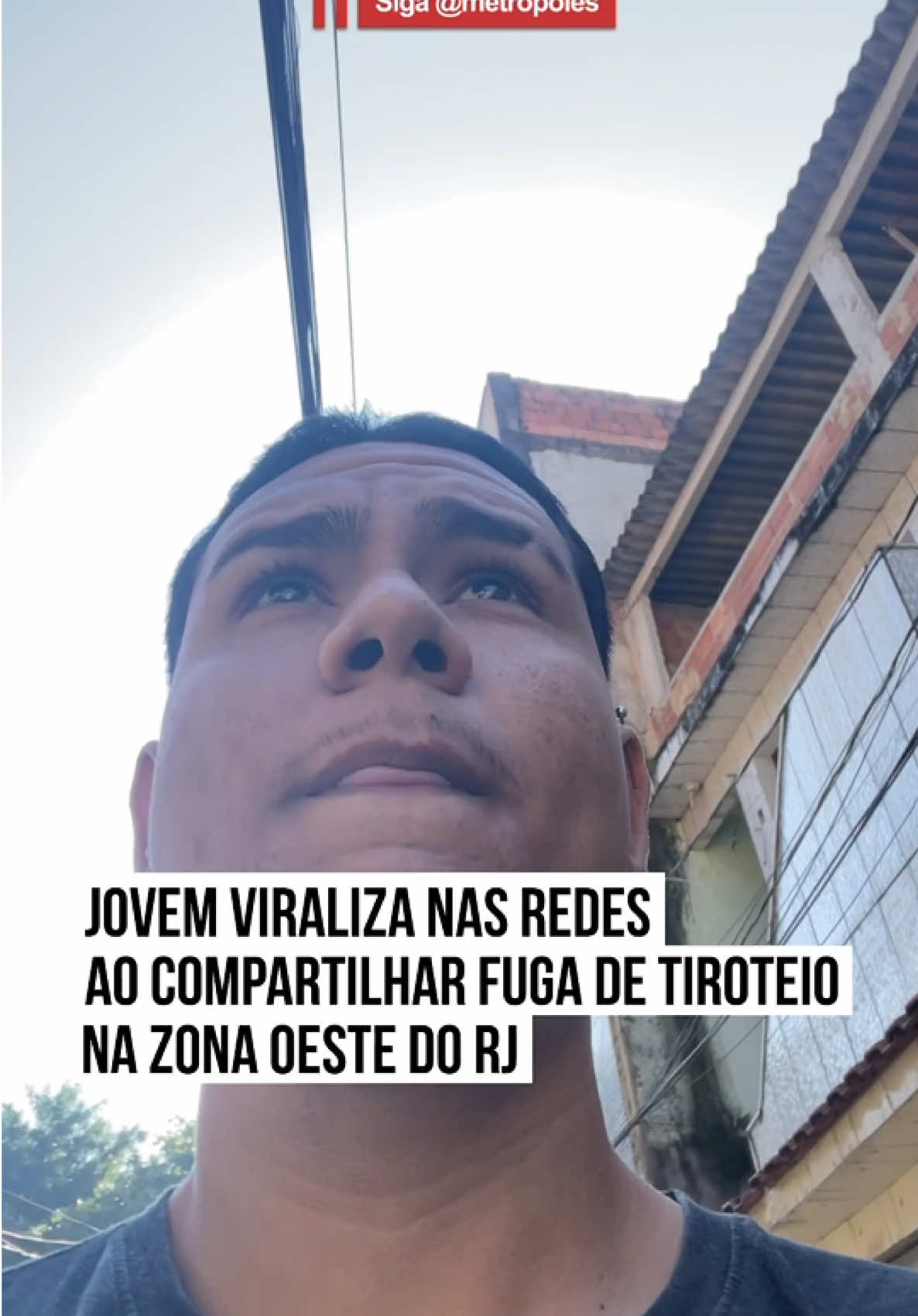 ➡️👀 Realidade brasileira! Um vídeo impressionante mostra um morador da Praça Seca, na Zona Oeste do Rio de Janeiro, fugindo em meio a um intenso tiroteio enquanto voltava para casa. Nas imagens, o jovem aparece gravando o próprio rosto e narrando a situação com aparente tranquilidade, afirmando ter visto no caminho um “Caveirão”: um veículo blindado utilizado pela Polícia Militar em operações. Ao fundo, é possível ouvir o som de tiros. Instantes depois, o barulho dos disparos aumenta e um projétil passa muito próximo dele, fazendo o morador sair correndo e se esconder dentro de casa. Apesar do susto, ele não ficou ferido. O vídeo foi registrado em 16 de julho deste ano e voltou a repercutir recentemente nas redes sociais. #tiktoknotícias 📹 enzoplt244_| @myhoodbr