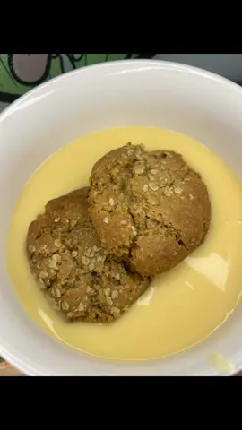 Apple crumble cookies. With Apple filling 😍 my absolute fav #cookies #crumble #missbaked #autumn #fyp 