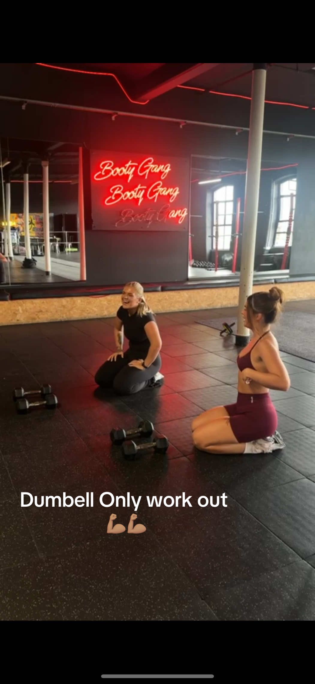 •Busy gym? Grab a Dumbell & do this full body workout that will leave you SWEATING💦💦• Check below for workout details 💪🏽 ——————————————————— Full-Body Dumbbell Burner -  	•	Goblet Squats : 12 reps 	•	Reverse Lunges : 10 each side 	•	Dumbbell Floor Press : 12 reps 	•	Overhead Shoulder Press : 10 reps 	•	Single-Arm Dumbbell Row : 10 each side 	•	Rear Delt Flys : 12 reps 	•  Russian Twists : 20 total 	•	Dumbbell Deadbug : 12 each side 	•	Dumbbell Thrusters: 10 reps 	•	Renegade Rows : 8 each side Rest 30 sec between sets. 	🫶🏽🫶🏽🫶🏽🫶🏽🫶🏽 #gym #dumbellworkout #fullbodyworkout✔️ @m.a28108 