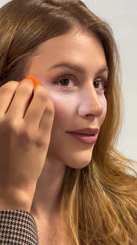 O Pó Solto Soft Silk chega com novas cores para transformar a sua rotina de maquiagem! Agora com tonalidades em Roxo, Verde e Laranja, ele une a leveza do acabamento aveludado com o poder da correção cromática.  💜 Roxo para iluminar e neutralizar tons amarelados e opacos da pele. 💚 Verde para suavizar vermelhidões e áreas com rosácea e espinhas.  🧡 Laranja para disfarçar olheiras e tons acinzentados e roxeados.  Além de corrigir, ele sela, matifica e suaviza a pele, garantindo uma make mais duradoura, uniforme e com efeito Blur. Transforme seu passo a passo com um toque de cor, porque correção também pode ser leve e estratégica e fácil! 💫😉