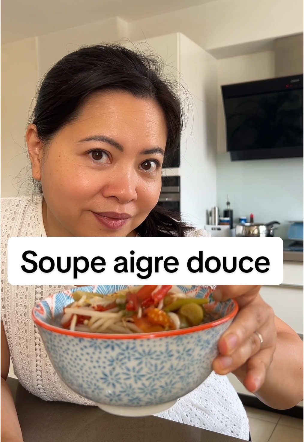 Parce qu’il n’y a pas que le pho dans la cuisine vietnamienne. Je vous fais ma soupe préférée: le canh chua ou soupe aigre douce. Elle est très riche en vitamines et fibres. Pour 4 personnes : Canh chua 1,5L d’eau 2 bâtonnets de bac ha 3 tomates coupées en quartier 1 bout d’ananas frais Une dizaine de gombo  Une poignée de pousse de haricots mungo  De la coriandre, du ngo om  1 cas de poudre de tamarin 3 cas de sauce nuoc mam (sauce de poisson) À servir avec un bon bol de riz.      #soupe #canhchua #recettevietnamienne #gombo #aigredoux #whatieatbyhelene 