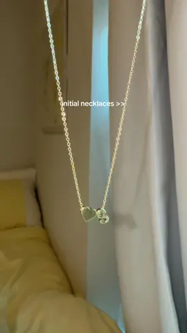 #goldjewelry #initialnecklace #goldnecklace #jewelryinspo 