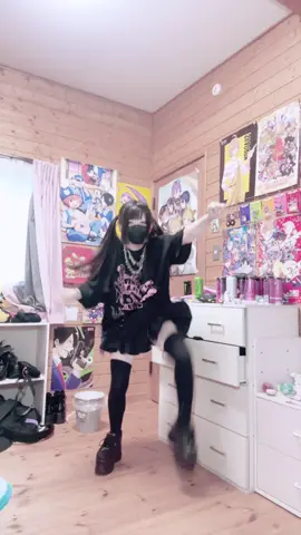 普段動画のサムネは音源がわかりやすいようにその曲の中でも特徴的な振りの部分を使うようにしてるんだけどこの曲はとてもわかりやすくて助かる。 ちゃんと馬車走ってくれてよかった #地雷 #09 #fyp 