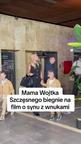 Mama Wojtka Szczęsnego, Alicja biegnie na film „Szczęsny” z wnukami, dziećmi starszego syna Jana.  CO za figura! Premiera już 10 października na Amazon Prime. @Prime Video Polska  #wojciechszczęsny #mama #premierafilmu #SZCZESNY#showmagazyn 