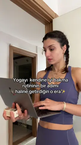 Online yoga derslerim başlıyor gel beraber kendimizin en iyi versiyonuna yolculuk yapalım kızlarım. ❤️ #yoga #yogatürkiye #yogainstructor #yogalife #yogaclass 