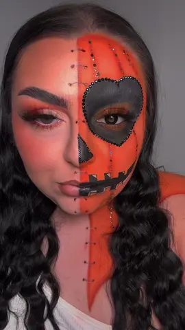 she’s a pumpkin 🎃🖤 ib - @angycuen15 🧡 #halloweenmakeup #halloween #makeup #mua #creativemakeup 