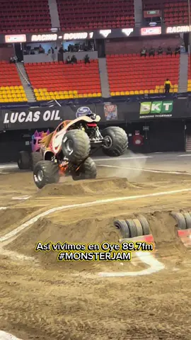 Así vivimos de #MonsterJam en la #CiudadDeMexico ✨🙌🏼🤯 Velocidad y Monster Truck en un solo lugar que te harán regresar el tiempo  #Oye897fm 