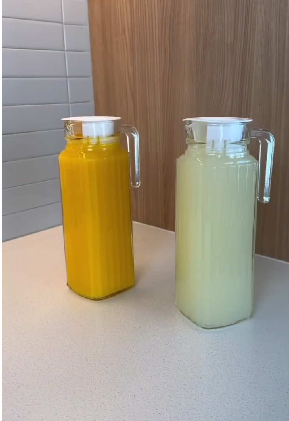 ✨ Jogo Com 2 Jarras De Vidro Suiça Transparente 1 Litro Com Tampa. Gostou? Link na bio 🔗 ##suco##jarra##cozinha##sucodetox##casa