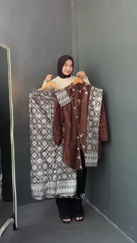 #onesetkebaya #setelankebaya #setelanwanita #kebayawisuda #kebayalamaran 