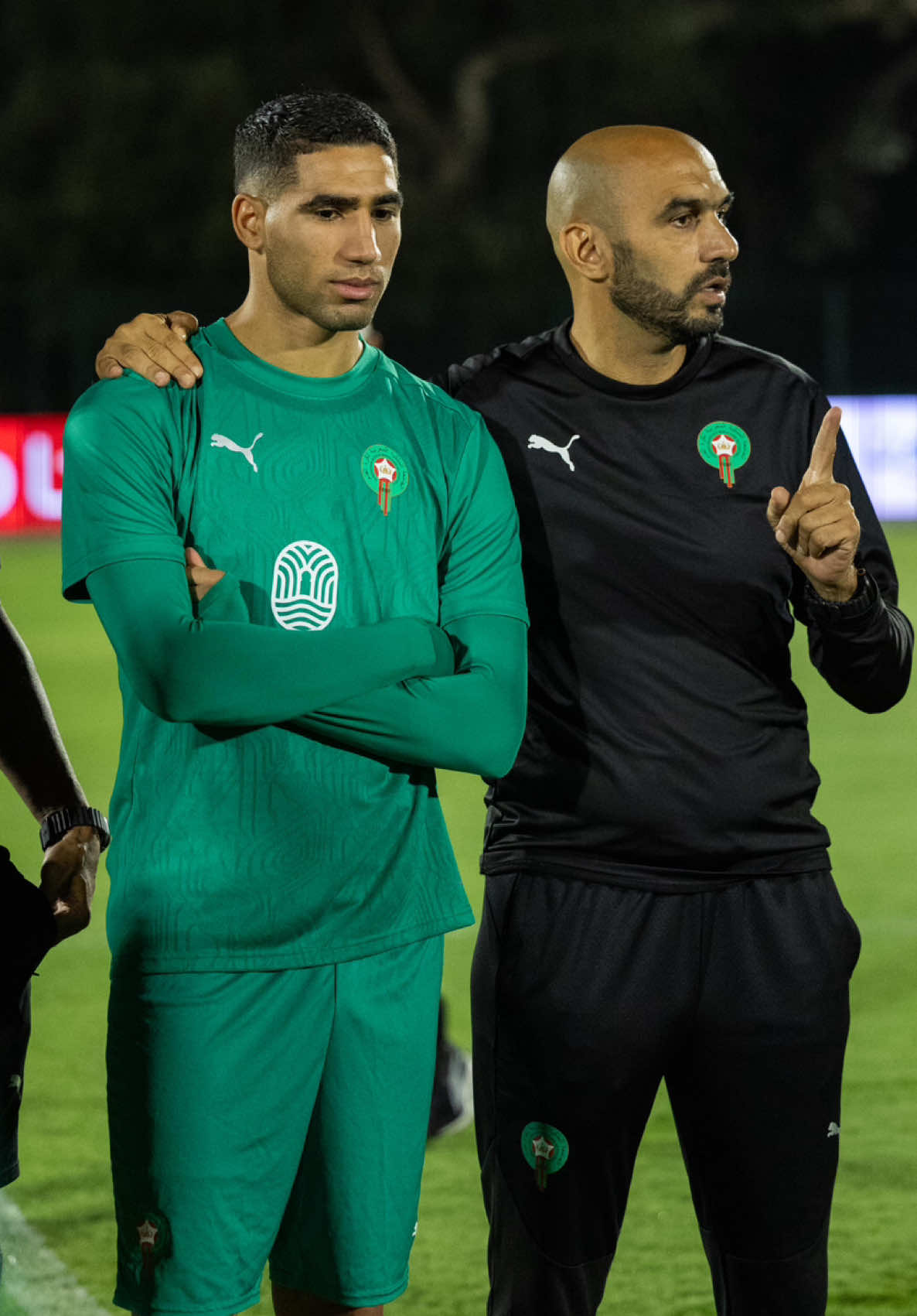 مدربنا السيد وليد الركراكي يهنئ أسودنا على أدائهم المميز في الساحة العالمية 🌟 Coach Hoalid Regragui congratulates our Lions for their outstanding performance on the world stage 👏🏻🫡 #DimaMaghrib 🇲🇦