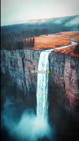 Quando Deus está do seu lado, nenhuma arma forjado contra você prosperará. Porque Deus te mantém firme na caminhada. #mensagemdereflexão #verdadespararefletir #mensagemdedeus #tenhafé #deusefiel 