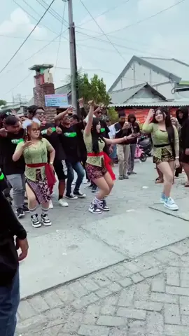 #padahariini kebayak ijo menyalaa